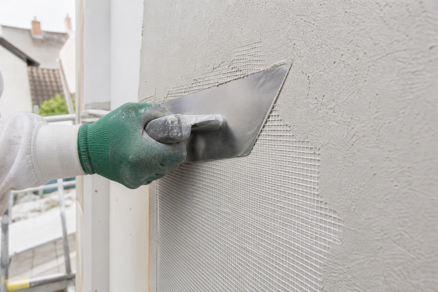Marouflage du treillis sur l’isolant extérieur Incorporation du treillis dans la couche de base d’une ITE sous enduit